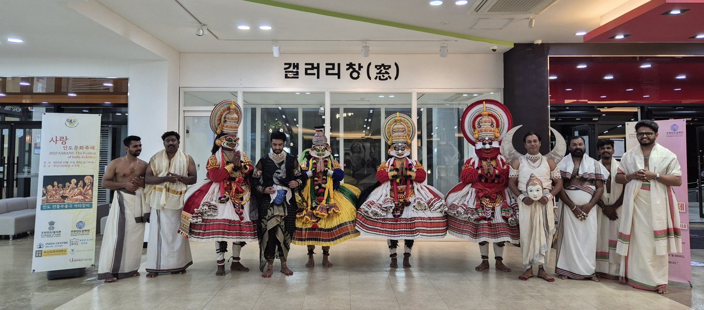 카타칼리 공연단 기념 촬영